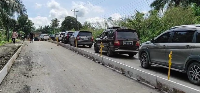 Kendaraan Warga Masih Terjebak Macet di Jalinsum Asahan gegara Ada Pengecoran