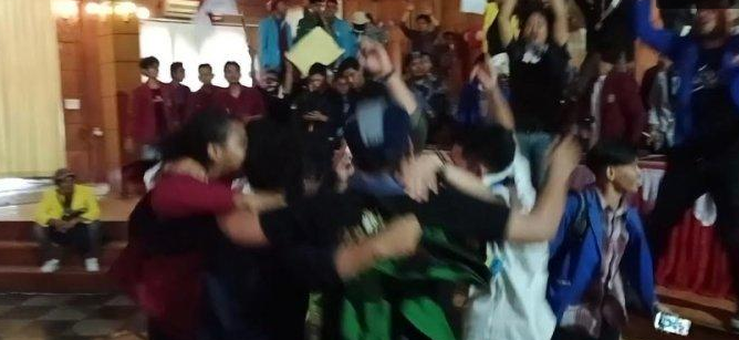 Momen Mahasiswa Duduki Ruang Rapat Paripurna DPRD Asahan